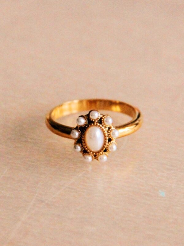 Vintage ring met parelsteentjes