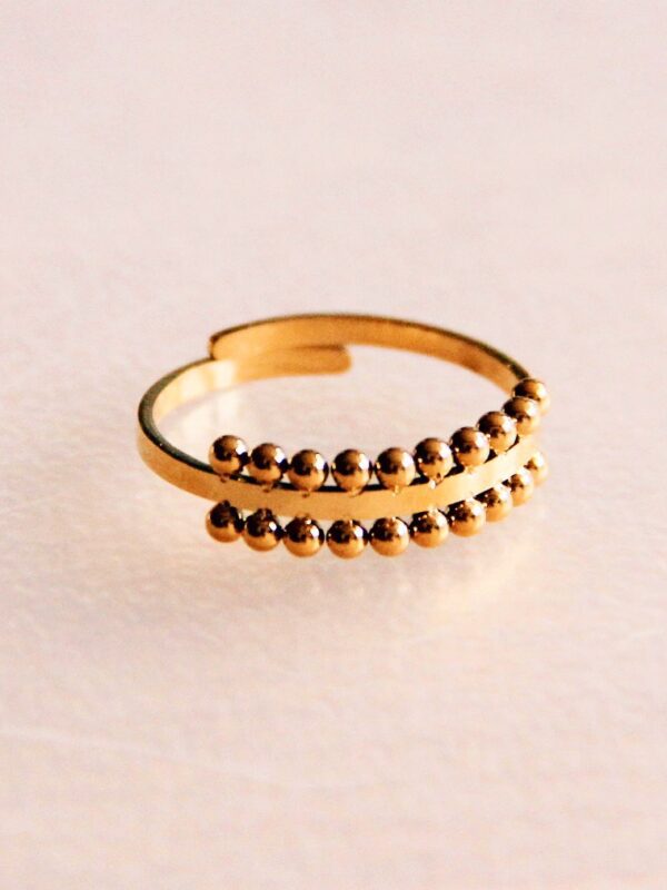 Ring met gestippelde rand
