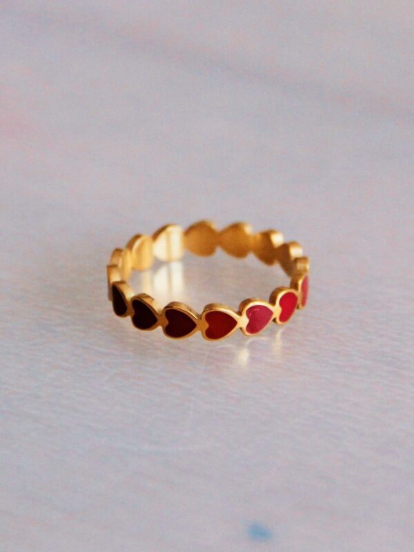 Ring met donkerroze hartjes