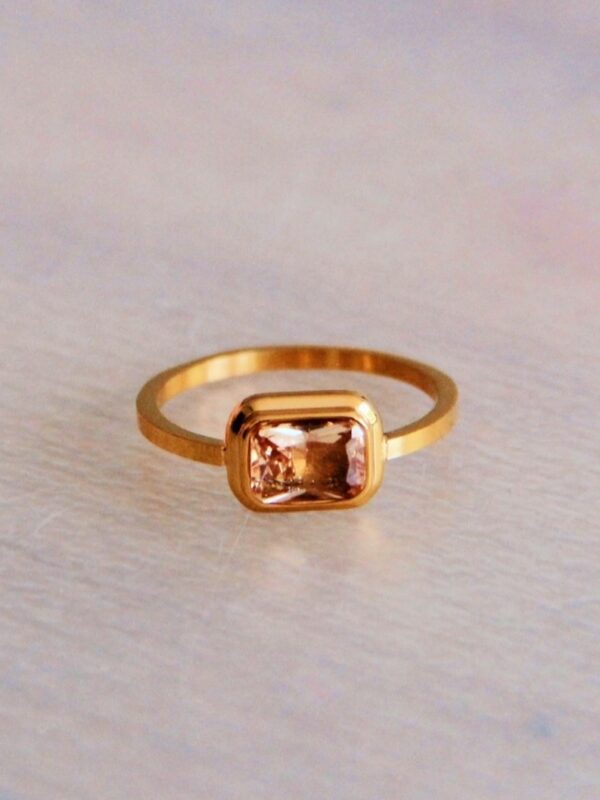 Ring met langwerpige perziksteen