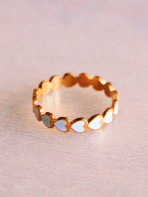 Ring met witte hartjes