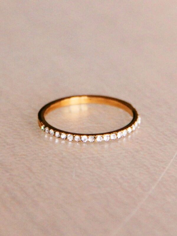 Ring met 22 zilverkleurige mini zirkonia's