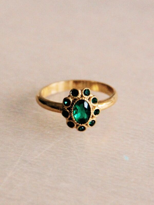 Vintage ring met groene parelsteentjes