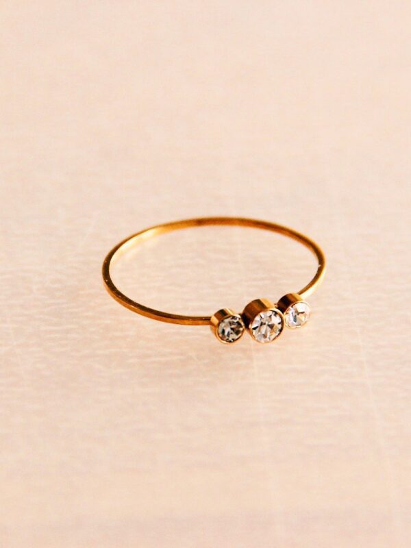 Ring met 3 zilverkleurige mini zirkonia's
